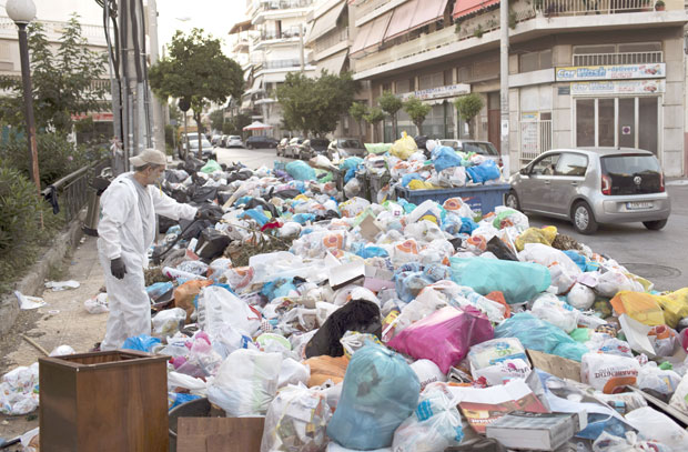 Грчки градови тону у смеће